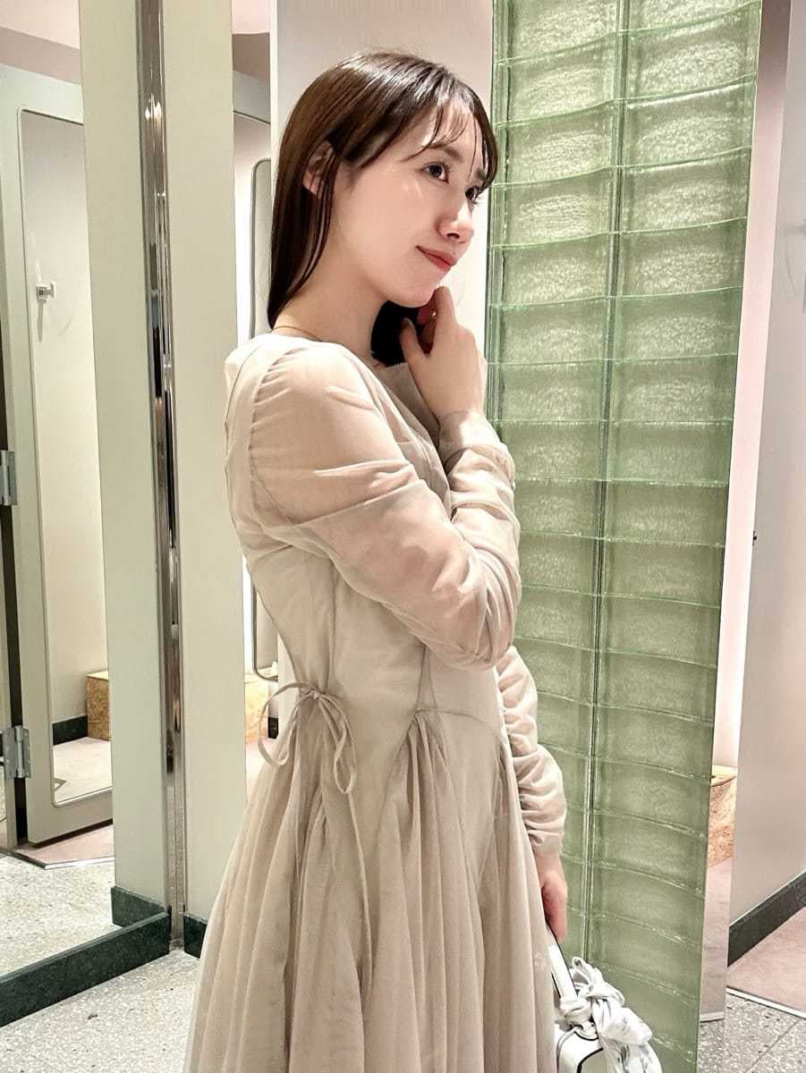 グレー系のドレス、その他のパンプス、ホワイト系のハンドバッグを着用したレディースの冬コーディネートの3枚目の写真