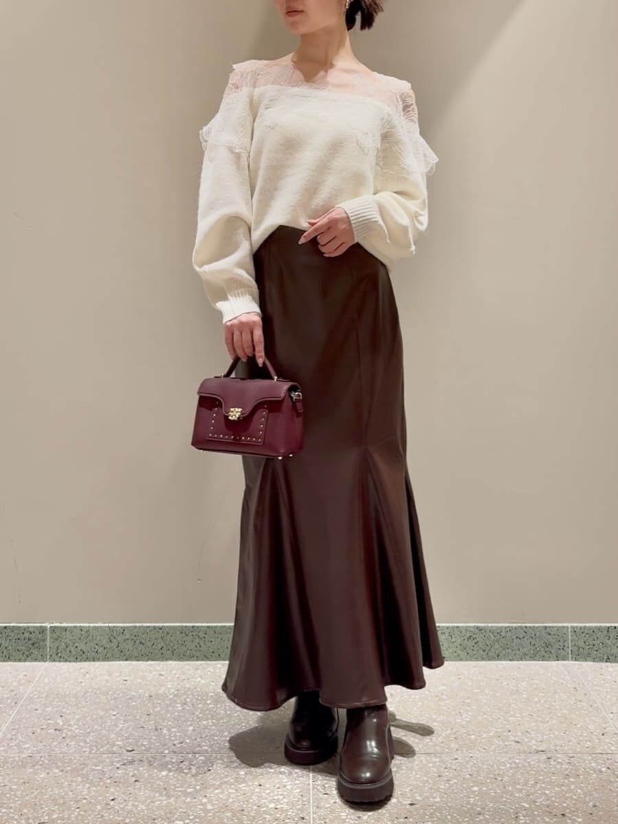 ホワイト系のニット/セーター、ブラウン系のスカート、ブラウン系のショルダーバッグを着用したレディースの秋コーディネートの6枚目の写真