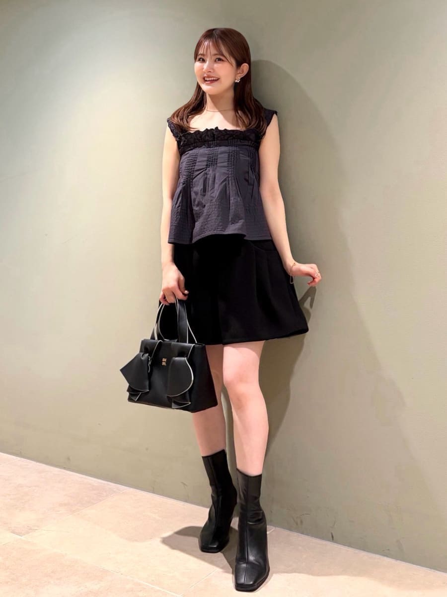 ブラック系のその他パンツ、ブルー系のシャツ/ブラウス、ブラック系のハンドバッグを着用したレディースの春コーディネートの5枚目の写真