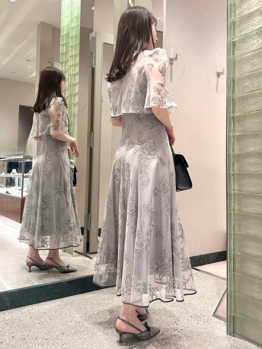 グレー系のワンピース、ブラック系のハンドバッグを着用したレディースの秋コーディネートの5枚目の写真