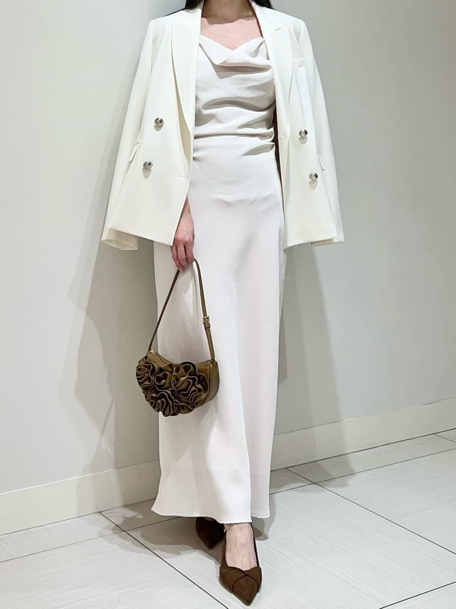 ホワイト系のテーラードジャケット、ホワイト系のワンピース、ブラウン系のパンプスを着用したレディースの春コーディネートの3枚目の写真