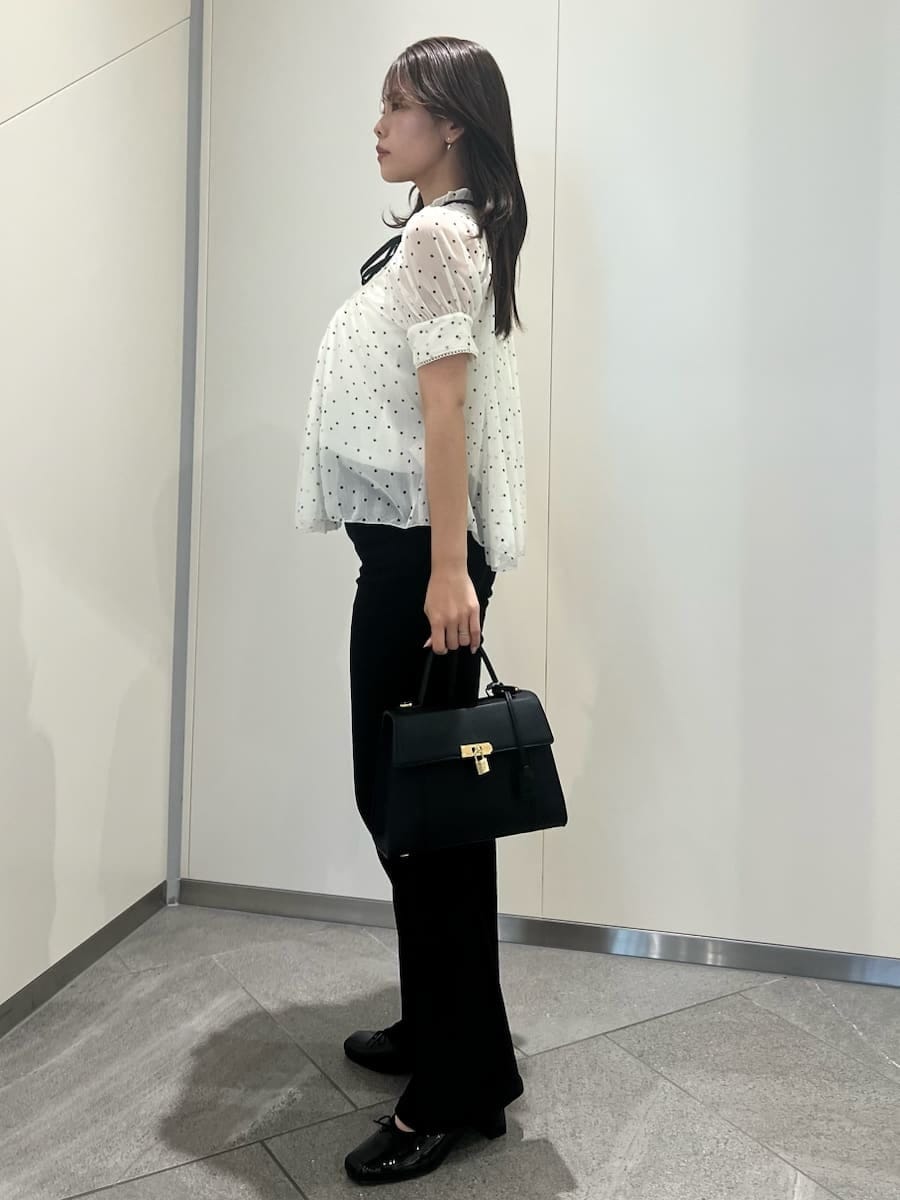 ブラック系のその他パンツ、ブラック系のハンドバッグ、ブラック系のパンプスを着用したレディースの春コーディネートの2枚目の写真