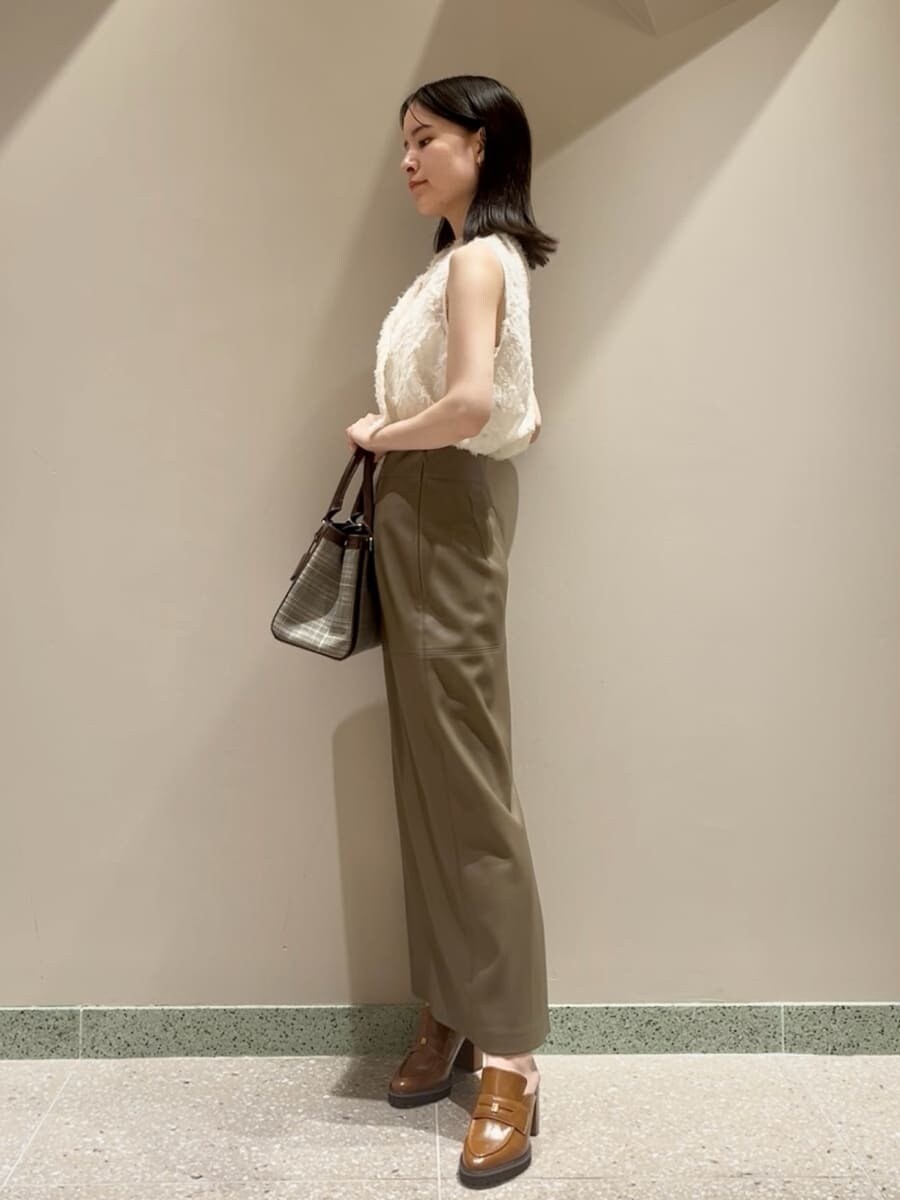 ホワイト系のシャツ/ブラウス、ブラウン系のスカート、ブラウン系のハンドバッグを着用したレディースの夏コーディネートの2枚目の写真