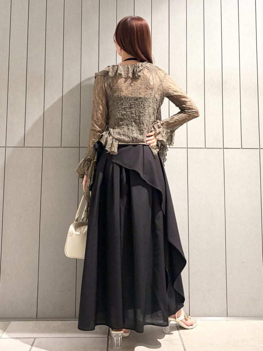 ブラック系のワンピース、グリーン系のTシャツ/カットソー、ホワイト系のボストンバッグを着用したレディースの春コーディネートの2枚目の写真