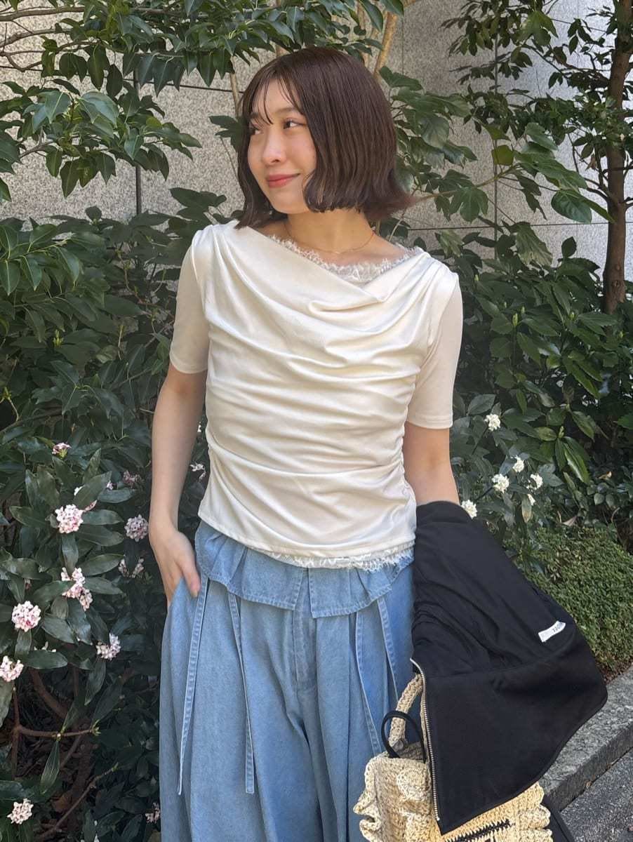 ブルー系のその他パンツ、ホワイト系のショルダーバッグ、シルバー系のスニーカーを着用したレディースの春コーディネートの7枚目の写真