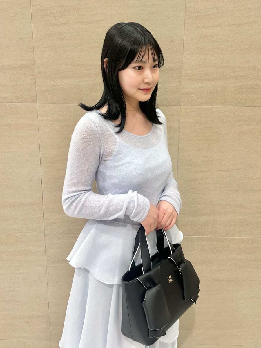 ブルー系のワンピース、ブラック系のハンドバッグを着用したレディースの冬コーディネートの4枚目の写真