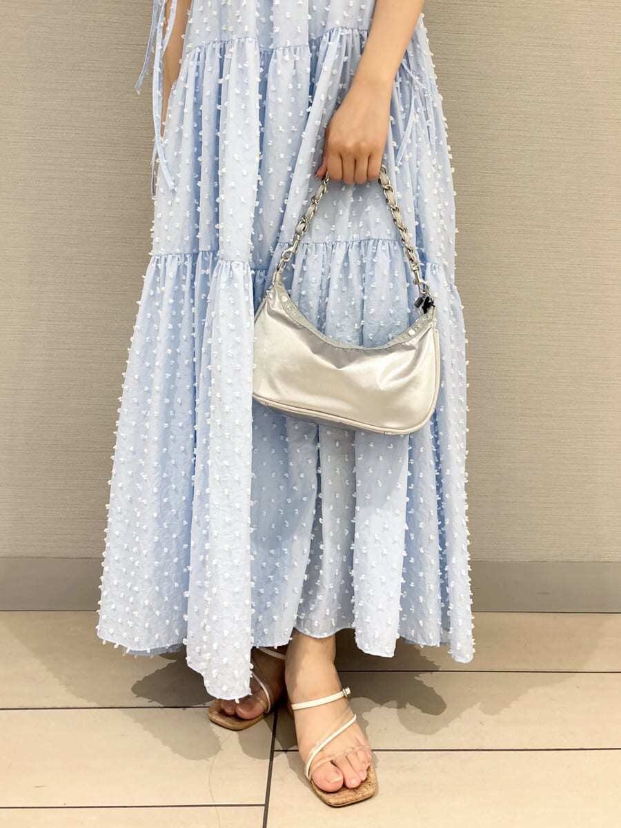 ブルー系のワンピース、シルバー系のショルダーバッグ、その他のサンダルを着用したレディースの夏コーディネートの6枚目の写真