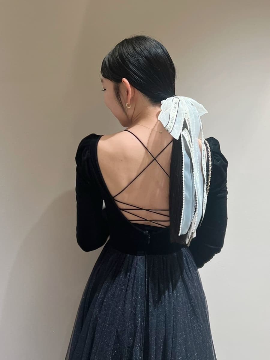 ブラック系のワンピース、ホワイト系のショルダーバッグ、その他のパンプスを着用したレディースの秋コーディネートの5枚目の写真