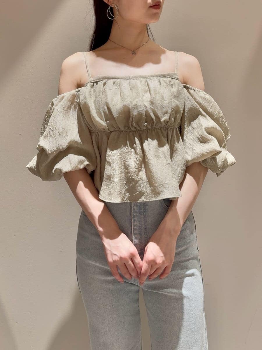 グリーン系のシャツ/ブラウス、ブルー系のデニムパンツ、グリーン系のボストンバッグを着用したレディースの夏コーディネートの4枚目の写真