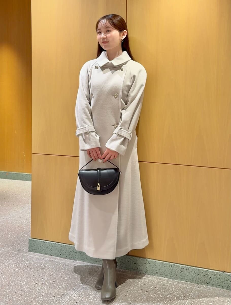 ホワイト系のチェスターコート、その他のワンピース、ブラック系のハンドバッグを着用したレディースの秋コーディネートの2枚目の写真
