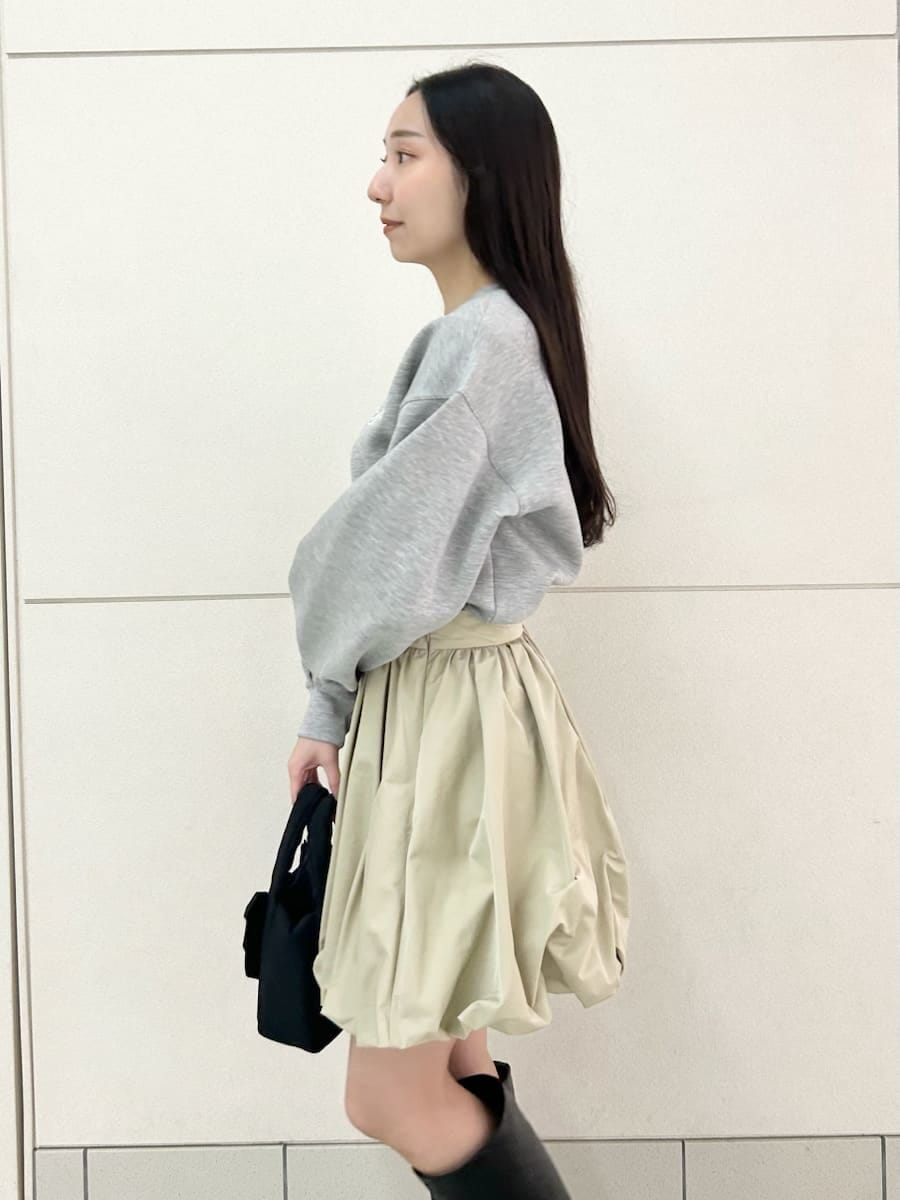 ブラック系のブーツ、グレー系のスウェット、ベージュ系のその他パンツを着用したレディースの冬コーディネートの6枚目の写真