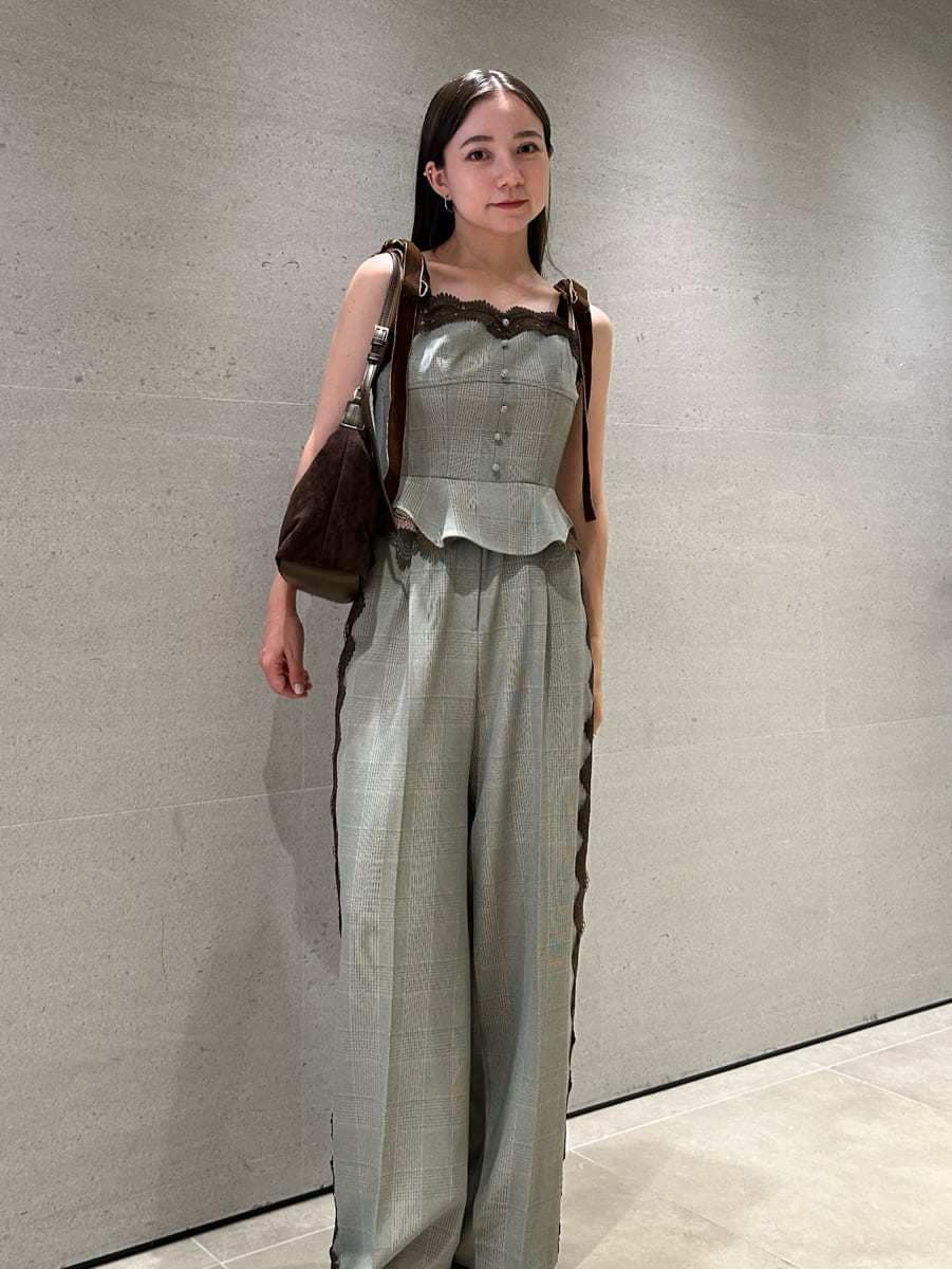その他のその他パンツ、その他のその他トップス、ブラウン系のサンダルを着用したレディースの夏コーディネートの3枚目の写真