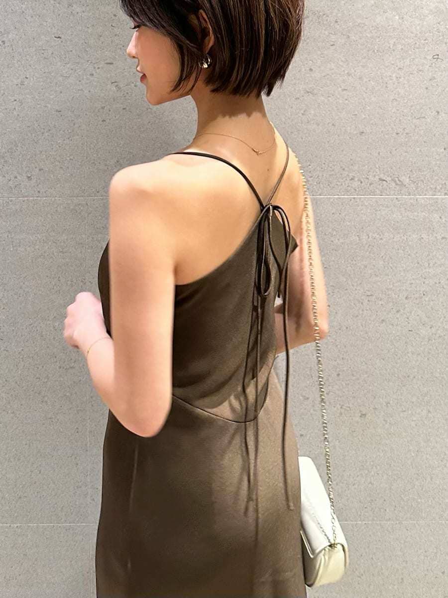 その他のパンプス、ホワイト系のショルダーバッグ、ブラウン系のワンピースを着用したレディースの春コーディネートの3枚目の写真