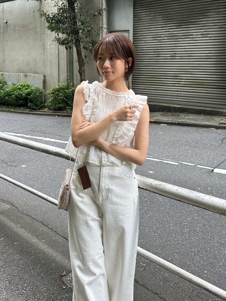 ホワイト系のデニムパンツ、ホワイト系のシャツ/ブラウスを着用したレディースの夏コーディネートの5枚目の写真