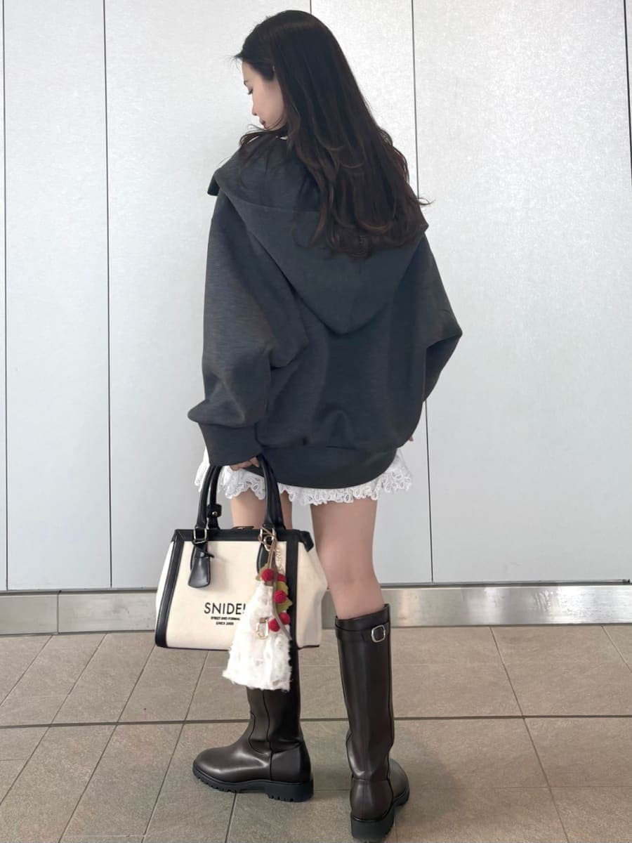 ホワイト系のその他パンツ、ホワイト系のシャツ/ブラウス、ホワイト系のハンドバッグを着用したレディースの春コーディネートの4枚目の写真