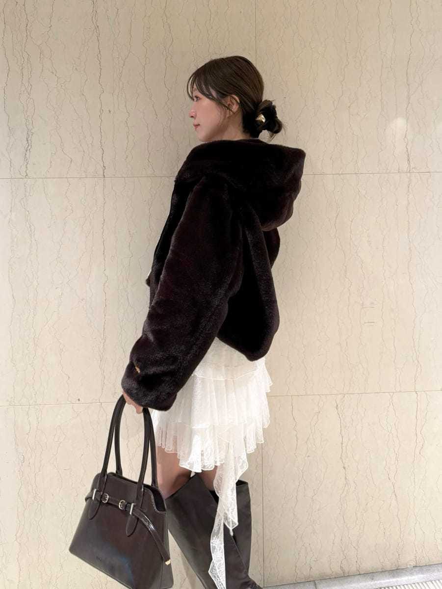 ホワイト系のその他パンツ、ホワイト系のカーディガン/ボレロ、ブラウン系のブーツを着用したレディースの秋コーディネートの3枚目の写真