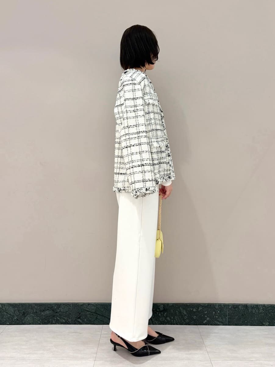 ホワイト系のスウェットパンツ、ホワイト系のノーカラージャケット、ホワイト系のTシャツ/カットソーを着用したレディースの冬コーディネートの4枚目の写真