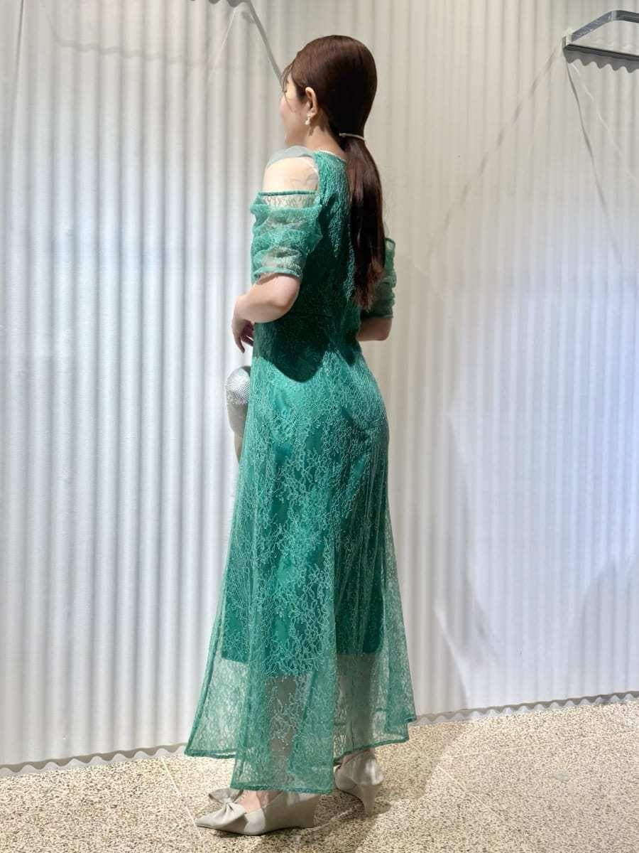 グレー系のストール/ショールを着用したレディースの冬コーディネートの4枚目の写真