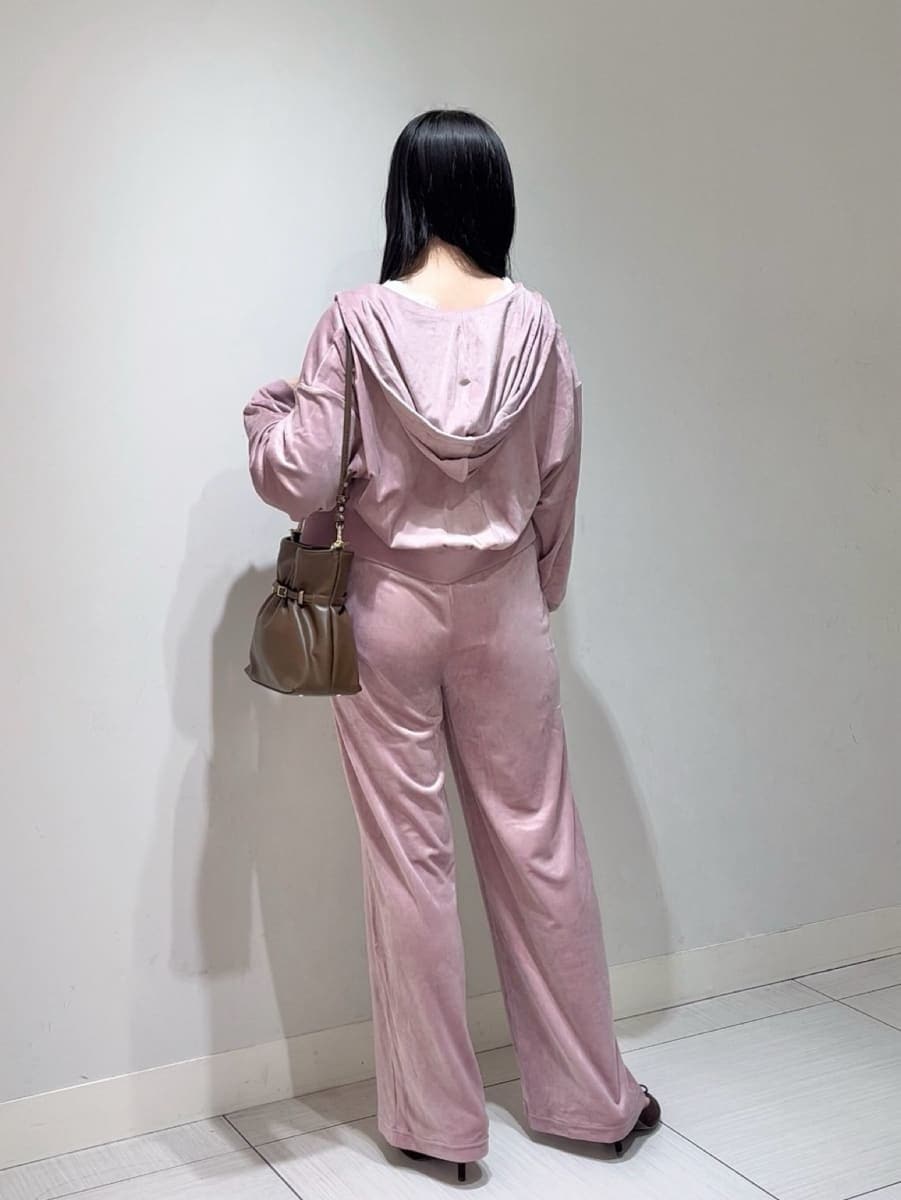 ホワイト系のTシャツ/カットソー、ブラウン系のサンダル、ブラウン系のショルダーバッグを着用したレディースの秋コーディネートの3枚目の写真