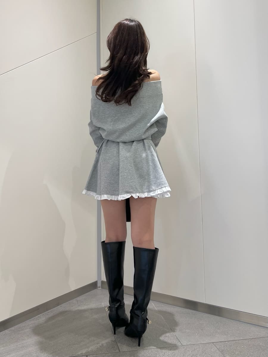 グレー系のワンピース、ブラック系のブーツ、ブラウン系のショルダーバッグを着用したレディースの秋コーディネートの5枚目の写真