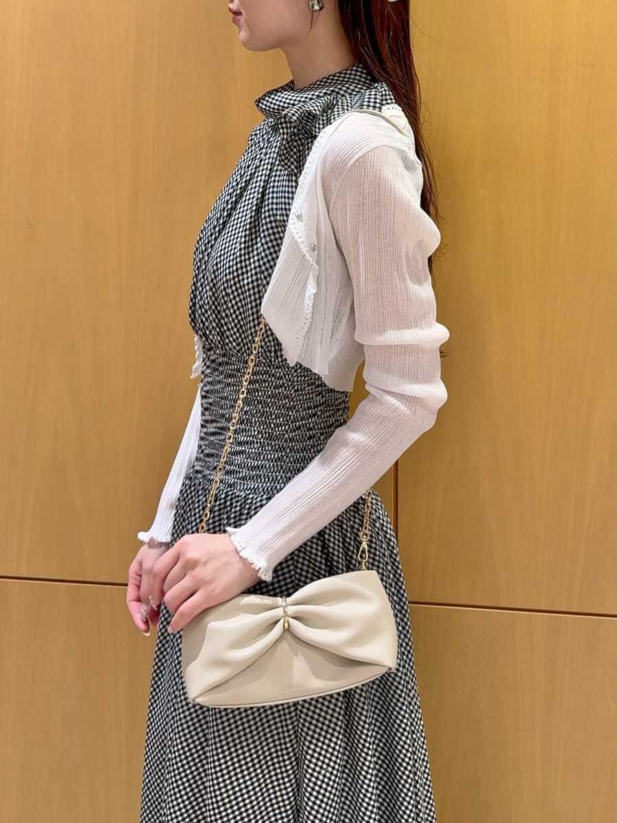 ホワイト系のカーディガン/ボレロ、ホワイト系のワンピース、その他のサンダルを着用したレディースの夏コーディネートの9枚目の写真