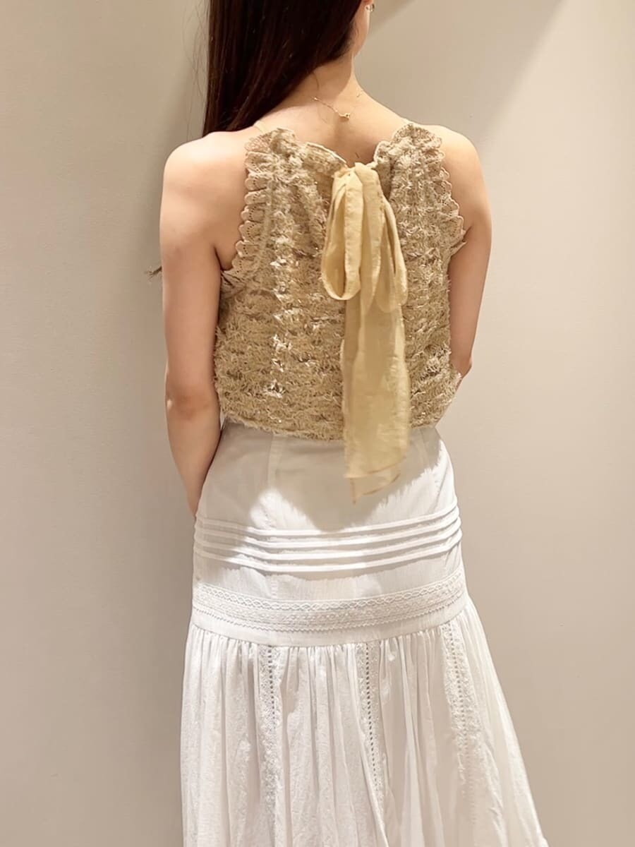 イエロー系のTシャツ/カットソー、ホワイト系のスカート、ブラック系のショルダーバッグを着用したレディースの夏コーディネートの5枚目の写真