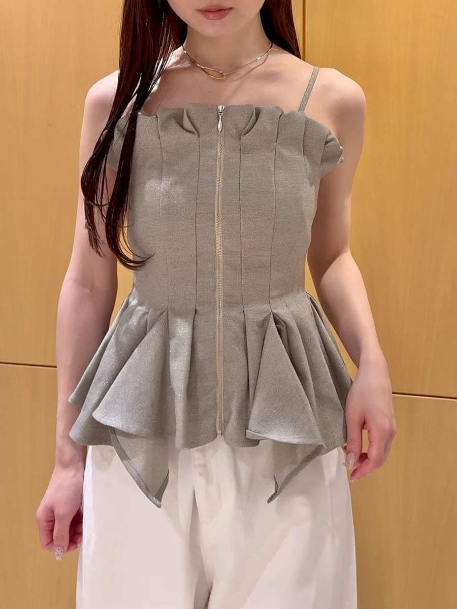 ホワイト系のデニムパンツ、その他のサンダルを着用したレディースの夏コーディネートの6枚目の写真