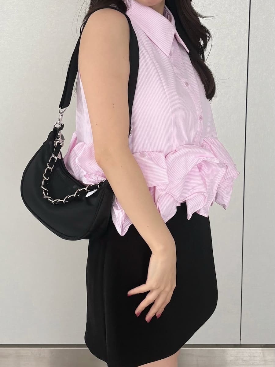 ブラック系のその他パンツ、ピンク系のシャツ/ブラウス、ブラック系のショルダーバッグを着用したレディースの春コーディネートの7枚目の写真