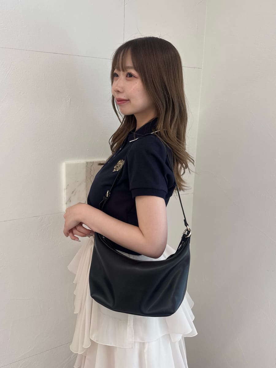 ホワイト系のスカート、ブルー系のポロシャツ、ブラック系のショルダーバッグを着用したレディースの夏コーディネートの7枚目の写真
