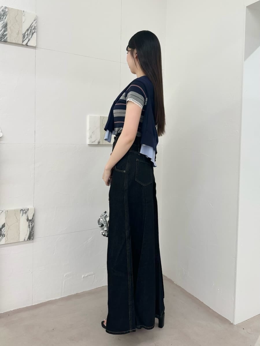 ブラック系のスカート、ブルー系のTシャツ/カットソー、ブルー系のカーディガン/ボレロを着用したレディースの春コーディネートの2枚目の写真
