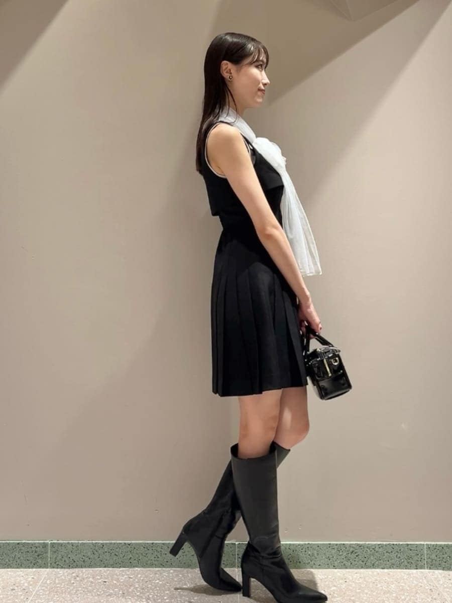 グレー系のノーカラージャケット、ブラック系のワンピース、ブラック系のブーツを着用したレディースの秋コーディネートの9枚目の写真