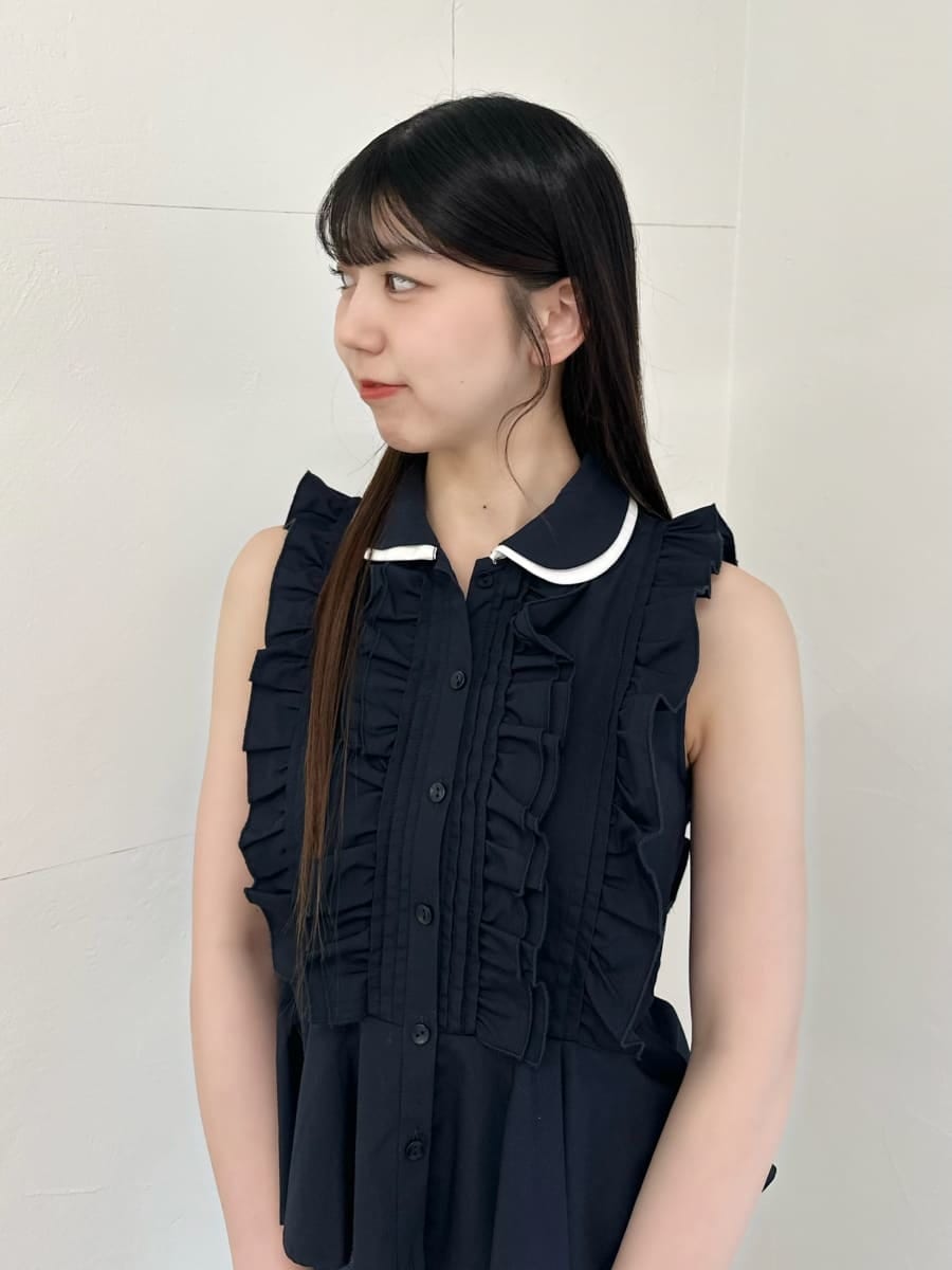 ブラック系のサンダル、ブルー系のデニムパンツ、ブラウン系のショルダーバッグを着用したレディースの夏コーディネートの3枚目の写真