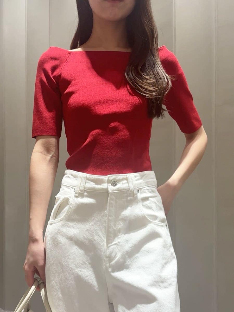 ホワイト系のボストンバッグ、ホワイト系のデニムパンツ、レッド系のニット/セーターを着用したレディースの夏コーディネートの5枚目の写真