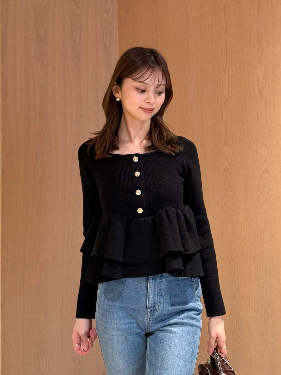 ブラック系のニット/セーター、レッド系のショルダーバッグ、ブルー系のデニムパンツを着用したレディースの秋コーディネートの4枚目の写真