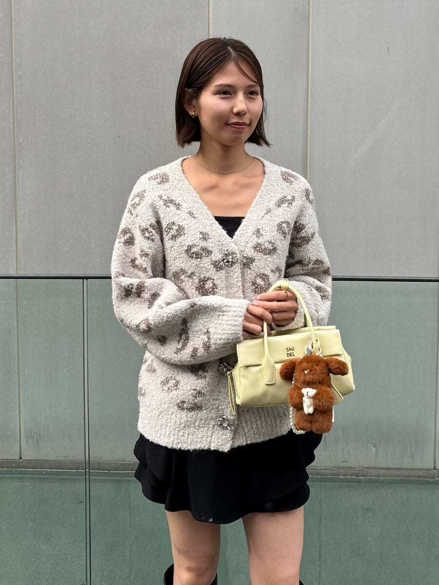 その他のカーディガン/ボレロ、ブラック系のその他パンツ、ブラック系のブーツを着用したレディースの秋コーディネートの5枚目の写真