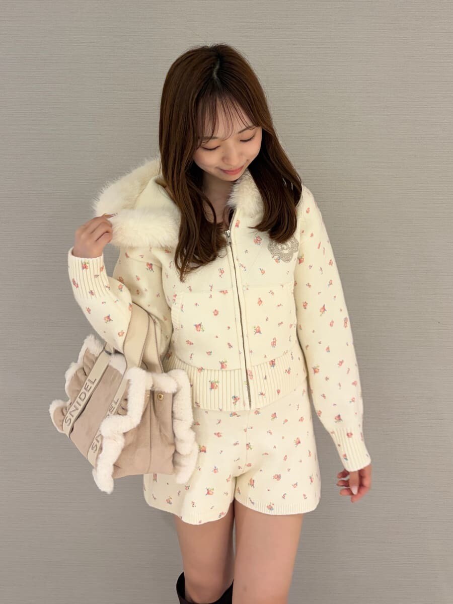 その他のその他パンツ、その他のパーカー、ブラウン系のブーツを着用したレディースの秋コーディネートの5枚目の写真