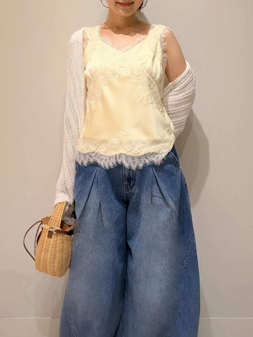 ブラウン系のかごバッグ、ブルー系のデニムパンツ、ホワイト系のカーディガン/ボレロを着用したレディースの夏コーディネートの3枚目の写真