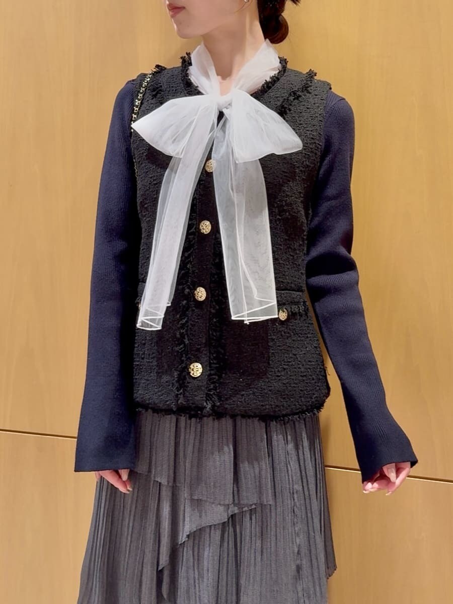 ブラック系のその他アウター、ブルー系のニット/セーター、その他のスカートを着用したレディースの秋コーディネートの4枚目の写真