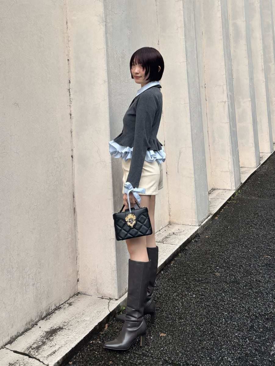 グレー系のカーディガン/ボレロ、ブラック系のショルダーバッグ、ホワイト系のその他パンツを着用したレディースの秋コーディネートの4枚目の写真