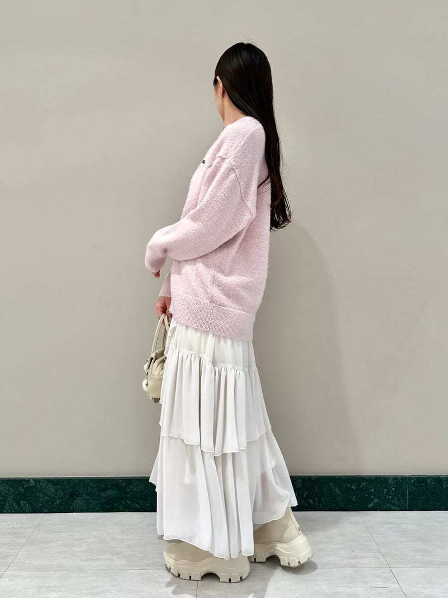 ピンク系のカーディガン/ボレロ、ホワイト系のスカート、ホワイト系のキャミソールを着用したレディースの秋コーディネートの2枚目の写真