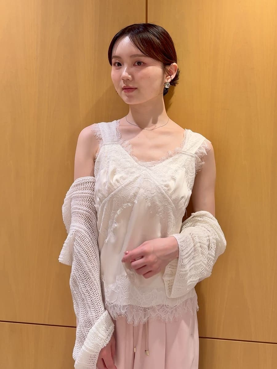 ピンク系のその他パンツ、ホワイト系のカーディガン/ボレロ、その他のサンダルを着用したレディースの夏コーディネートの4枚目の写真