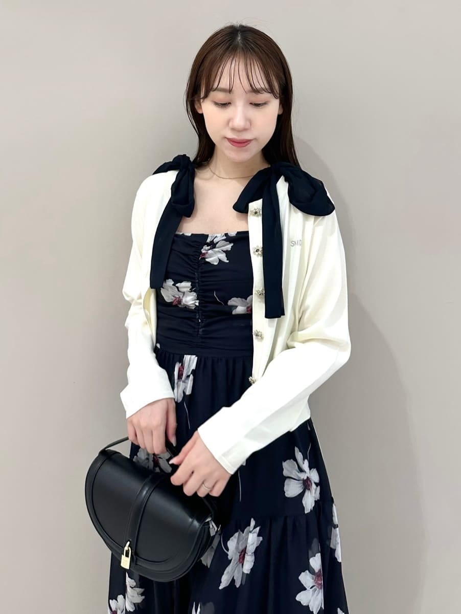 ブルー系のワンピース、ホワイト系のカーディガン/ボレロ、ブラック系のハンドバッグを着用したレディースの夏コーディネートの4枚目の写真