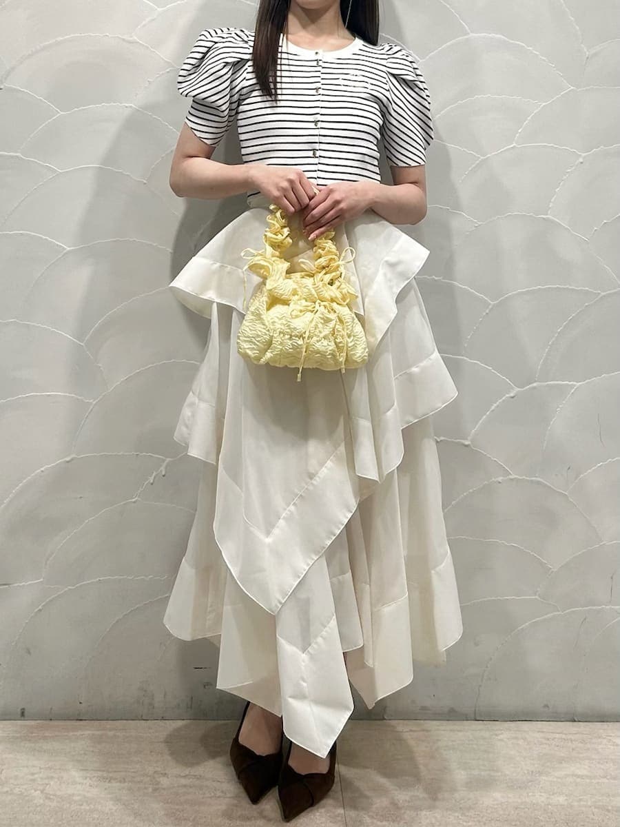 ホワイト系のスカート、その他のカーディガン/ボレロを着用したレディースの春コーディネートの2枚目の写真