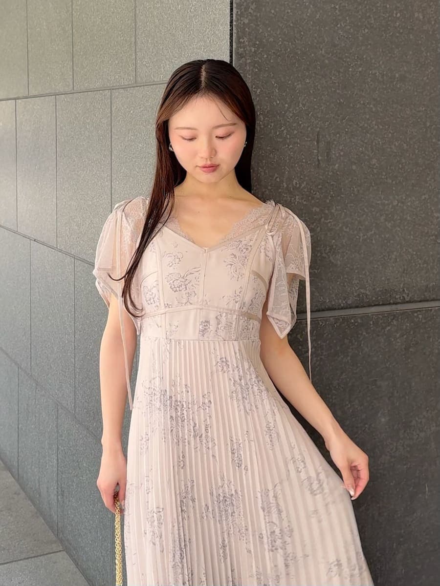 ブラウン系のパンプス、ホワイト系のショルダーバッグを着用したレディースの春コーディネートの7枚目の写真