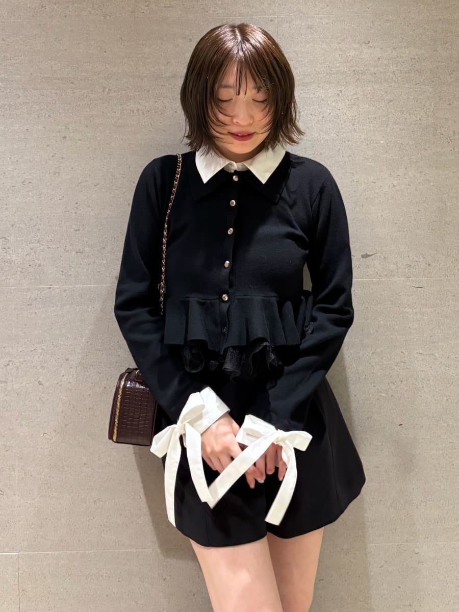 ブラック系のその他パンツ、ブラック系のカーディガン/ボレロ、レッド系のショルダーバッグを着用したレディースの夏コーディネートの6枚目の写真