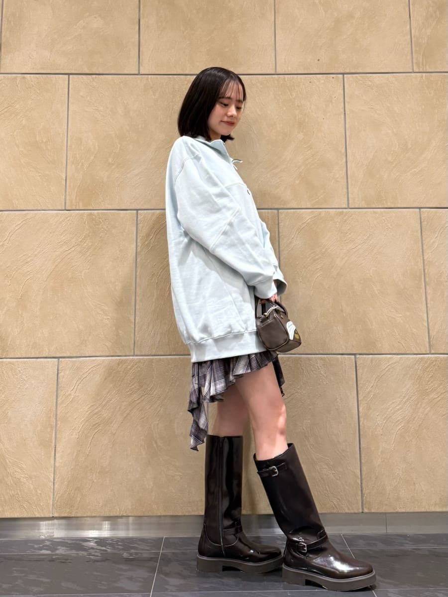 ブラウン系のブーツ、ブラウン系のブーツ、ブラウン系のブーツを着用したレディースの秋コーディネートの2枚目の写真