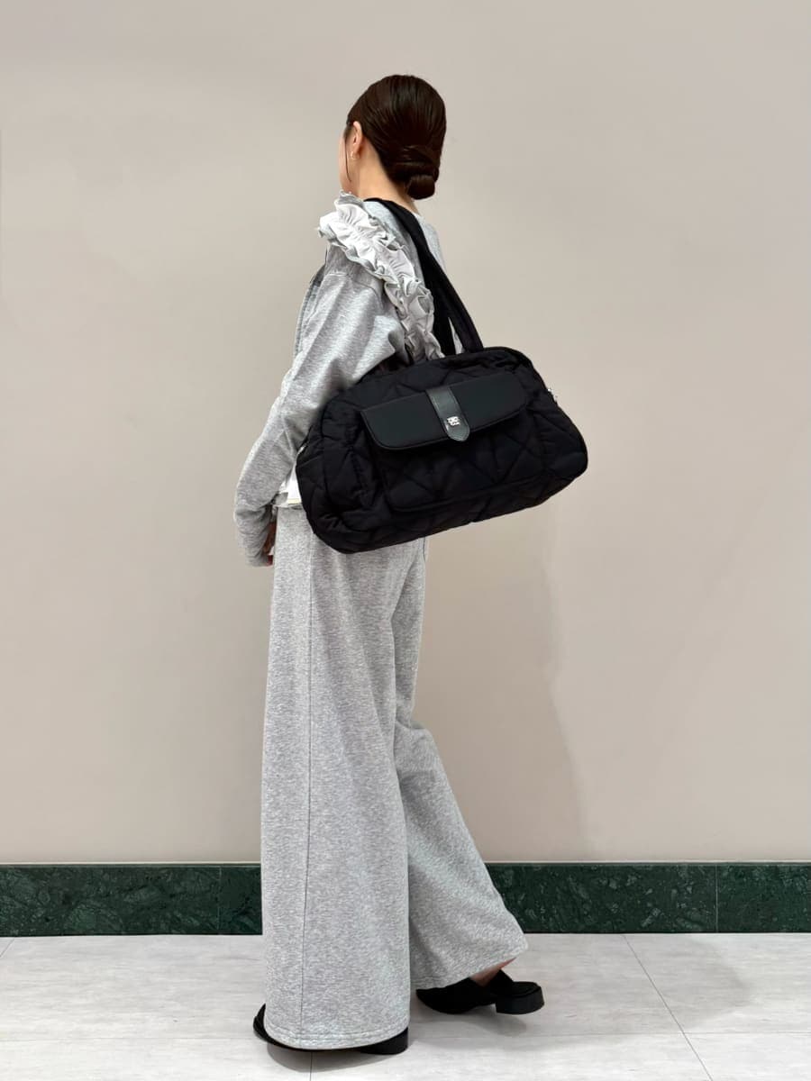 グレー系のその他パンツ、グレー系のパーカー、ホワイト系のキャミソールを着用したレディースの夏コーディネートの2枚目の写真