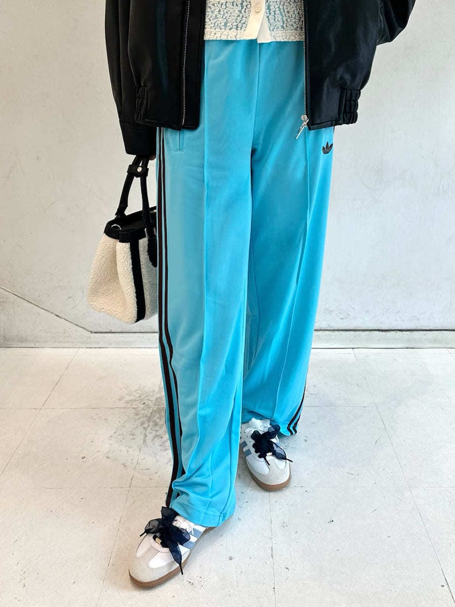 ブラック系のブルゾン、ブラック系のハンドバッグを着用したレディースの秋コーディネートの6枚目の写真