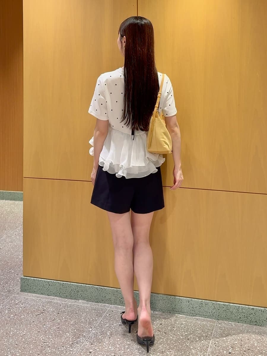 その他のTシャツ/カットソー、ブラック系のその他パンツ、ブラック系のサンダルを着用したレディースの夏コーディネートの4枚目の写真