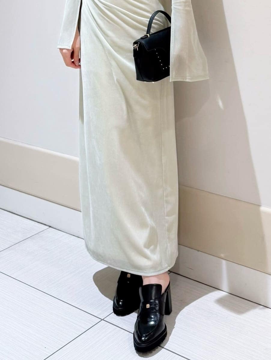 グリーン系のワンピース、ブラック系のショルダーバッグ、ブラック系のローファーを着用したレディースの秋コーディネートの5枚目の写真